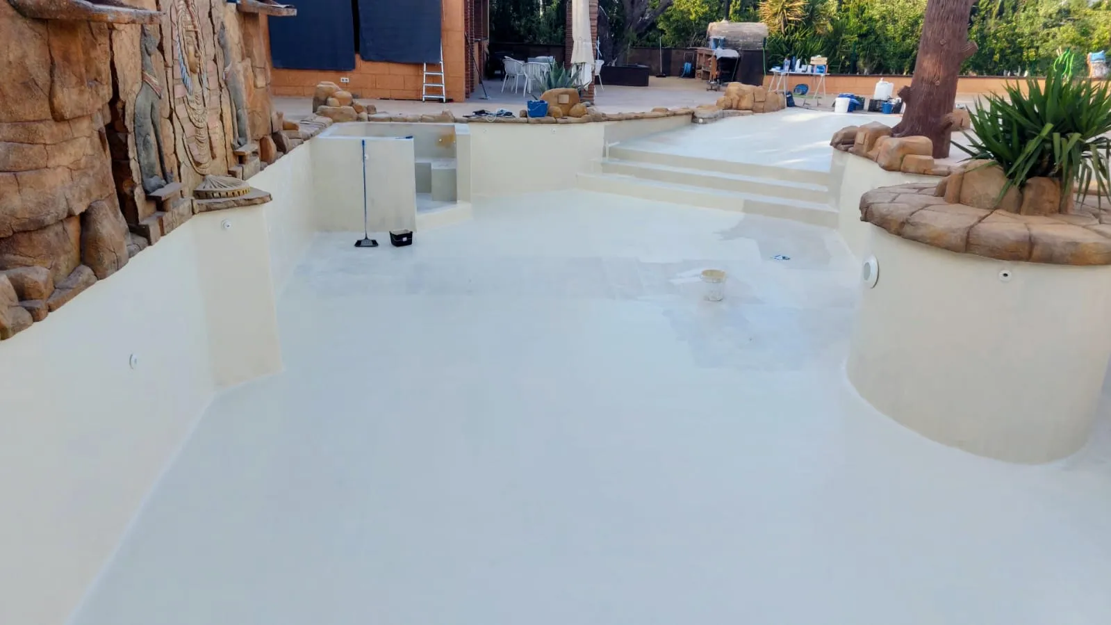 Piscina con escaleras de obra revestida de poliéster blanco